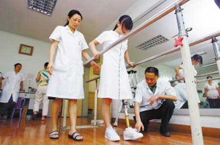 老人康复训练照片图片(图1)