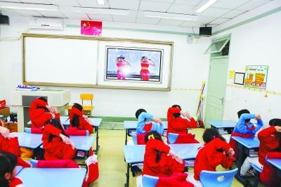 雾霾来袭济南小学生室内齐做“雾霾操”(图1)