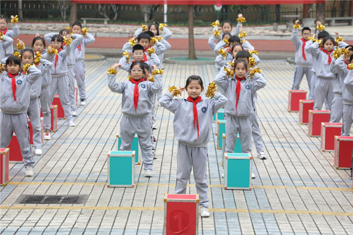 欢乐!港北区木兰河小学室内操提振精气神(图1)